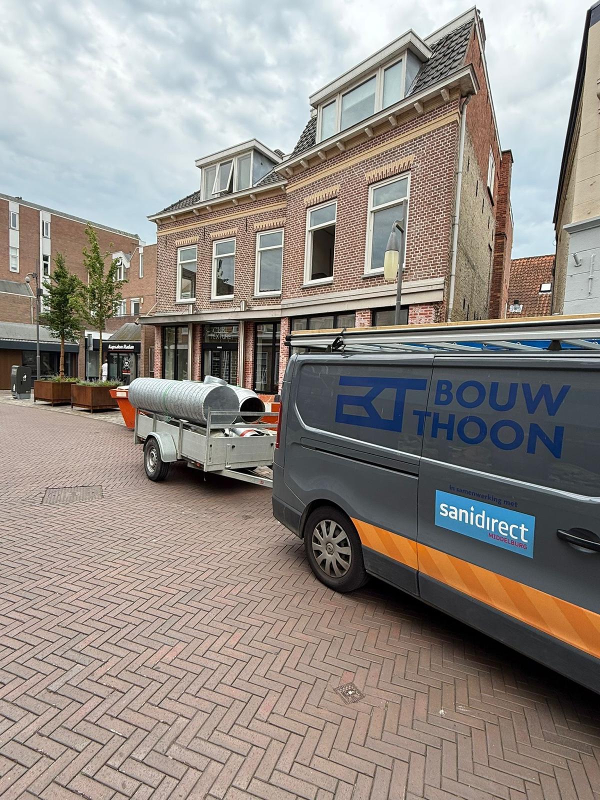 Bedrijfsbus van BouwThoon onderweg in Zeeland